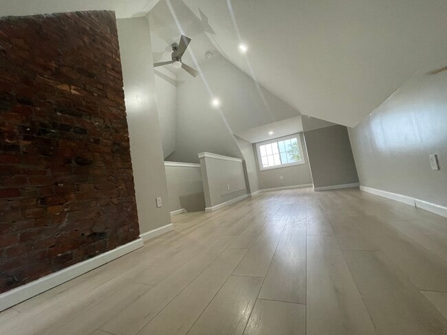 Bed suite 2 - 805 S 17th St