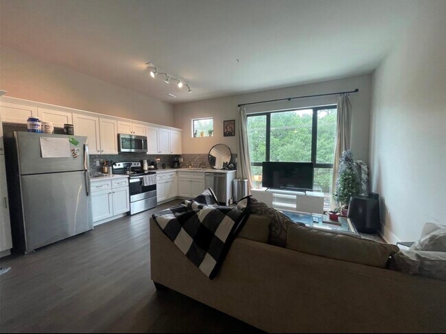 Building Photo - 2727 Houston Ave