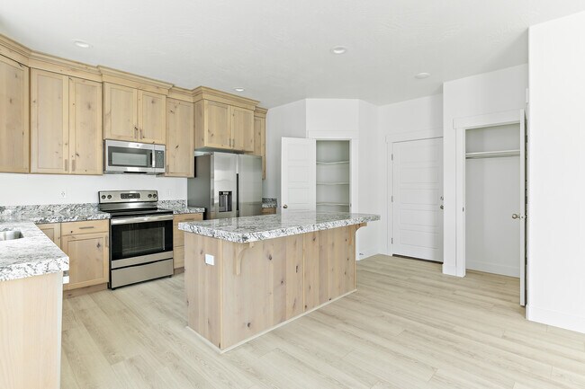 Building Photo - 4728 E Lake Corner Dr