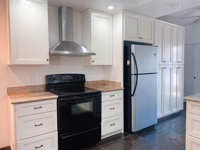 Building Photo - Renaissance Park Condo - Updated Penthouse...