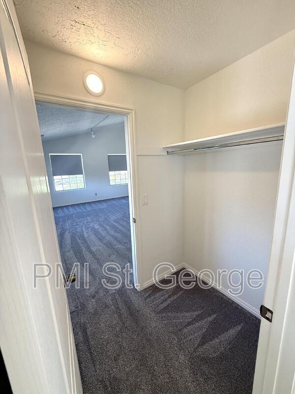 Building Photo - 2506 W Grandview Dr