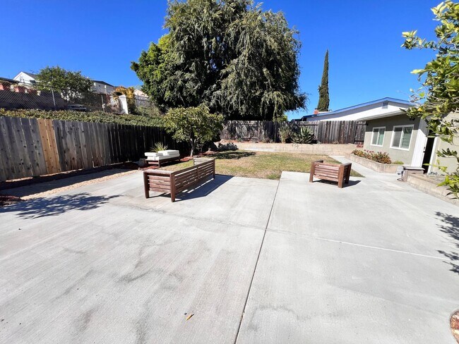 Building Photo - 6946 Cowles Mountain Blvd