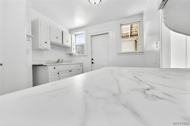 Building Photo - 609 24th St