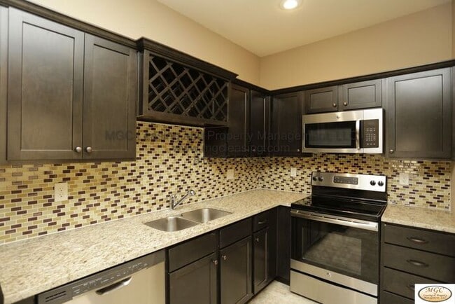 Building Photo - Modern Townhome with Designer Kitchen and ...