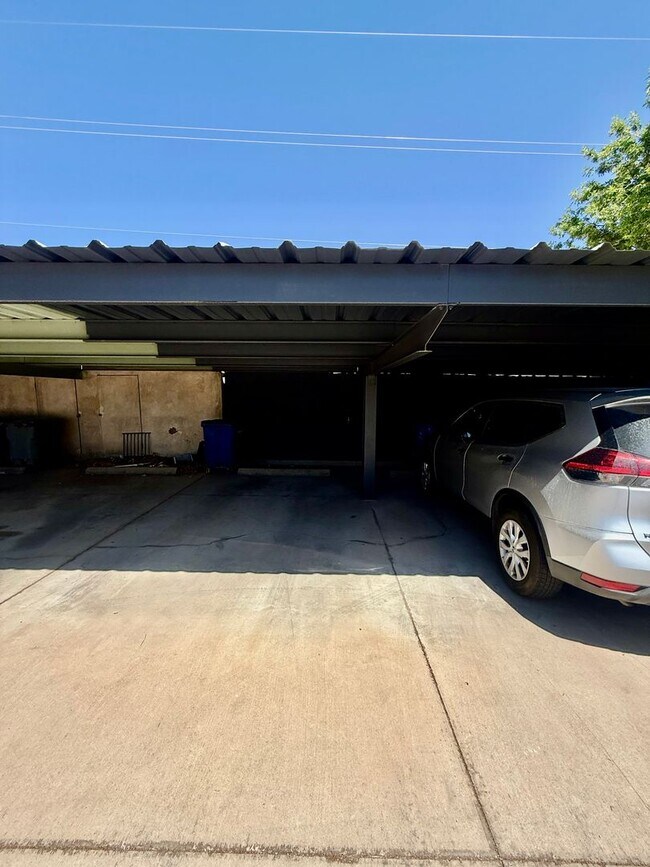 Building Photo - Cute 3-BR Townhome Near Costco