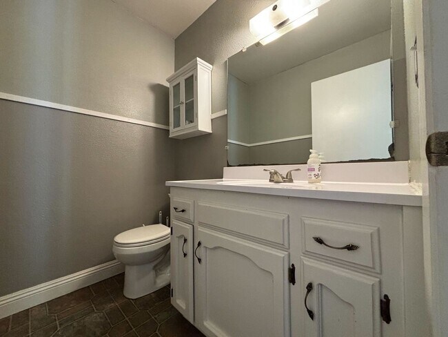 Building Photo - Prime Fresno Location Near River Park and ...