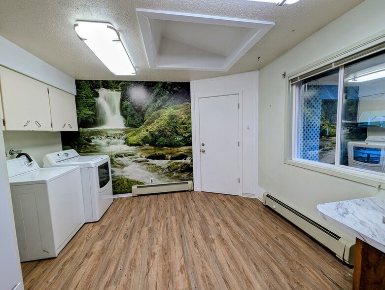 flexible use space with opening window - 2575 Yew Street Rd