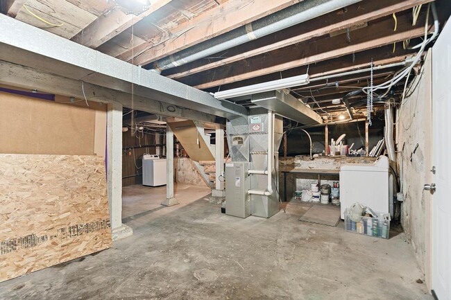 Building Photo - Cute 3-bdrm/2-bath vintage home—Nice fence...