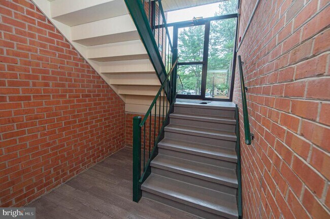 Building Photo - 800 College Ln