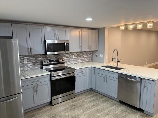 Building Photo - 5068 Rose Hill Dr
