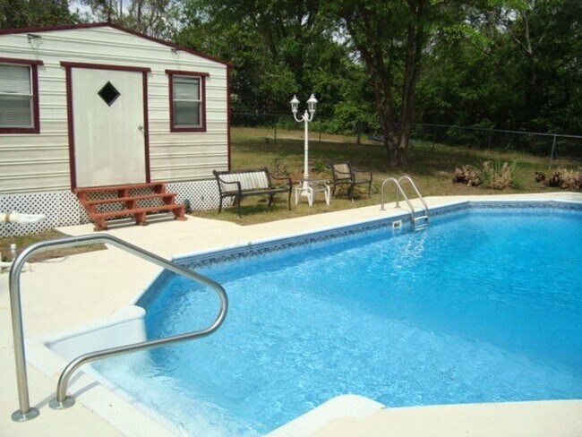 Building Photo - 3 bedroom/2 bathroom home with pool available to Rent February 1st!