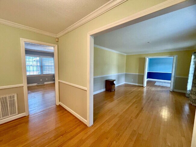 Building Photo - Charming 3-Bedroom Nest with 2 Full Baths ...