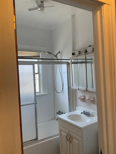 Apt 2 bath - 4137 Boyd Ave