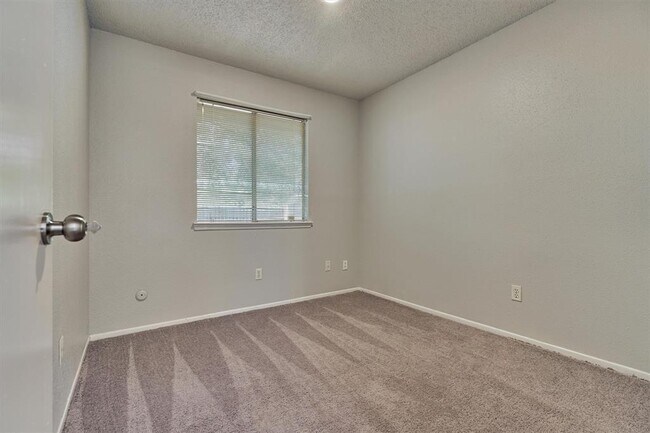 Building Photo - 23419 Summer Pine Dr
