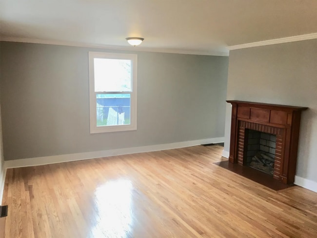 Building Photo - Beautiful 2 Bedroom 1 Bathroom Home with S...