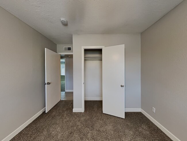 Building Photo - 1524 E Alameda Dr