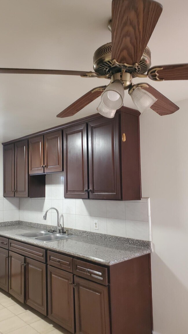 Building Photo - 18436 Roslin Ave