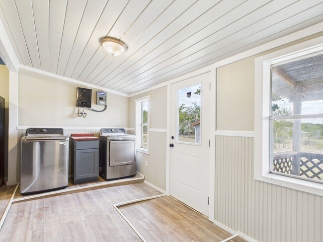 Building Photo - Harper TX Rental