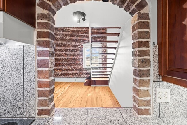 Building Photo - Available 9/1. Awesome 1 BR/1.5 BA Apartme...