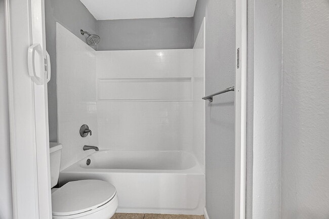 Building Photo - $1,515, 1 bed, 1 bath, located in Lakewood.