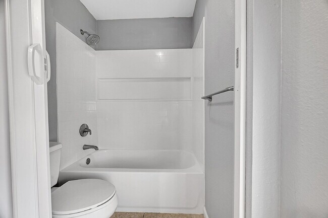 Building Photo - $1,700, 1 bed, 1 bath, located in Lakewood.