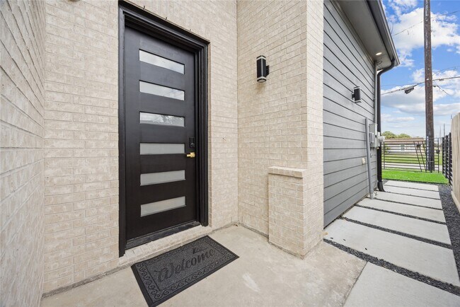 Building Photo - 3458 Simmons St