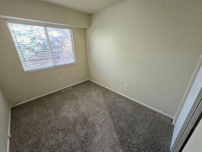 Building Photo - Inviting 3-bedroom Home in Established Spa...