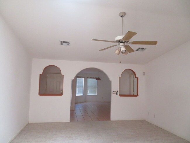 Building Photo - LARGE Clean 3 Bedroom 2 Bath Home For Rent