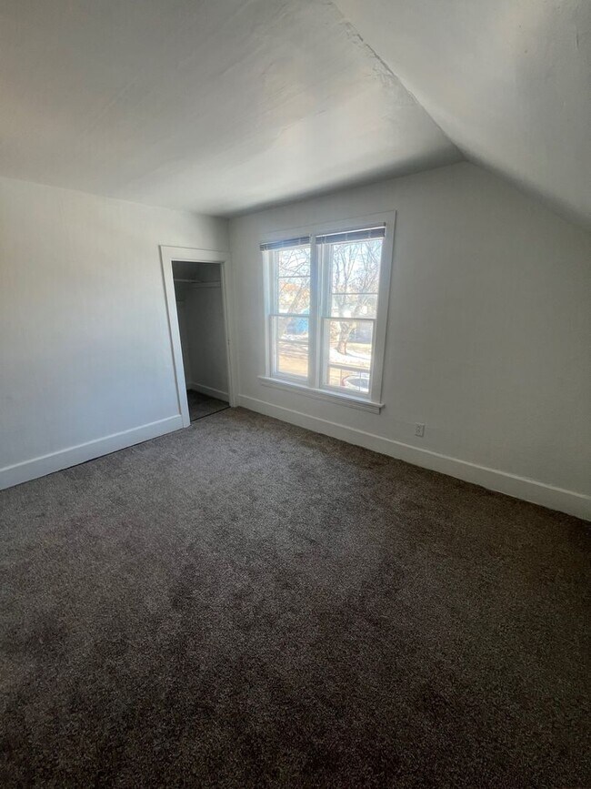 Building Photo - 4 Bedroom 2 Bath Single Family Home Available NOW!