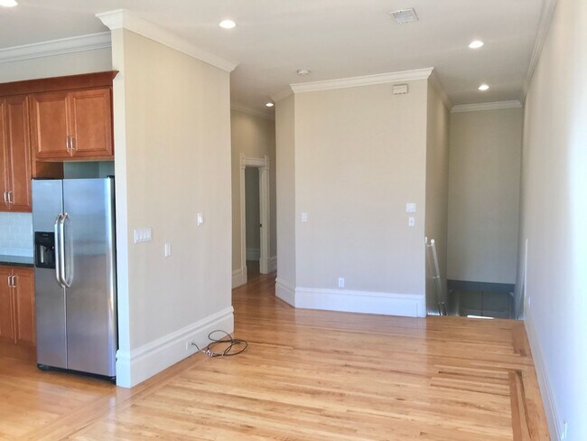 Building Photo - Handsome, Recently Renovated, 3BR/2BA Pac ...
