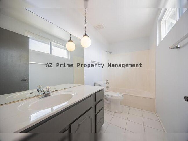 Building Photo - 4710 N 10th Pl