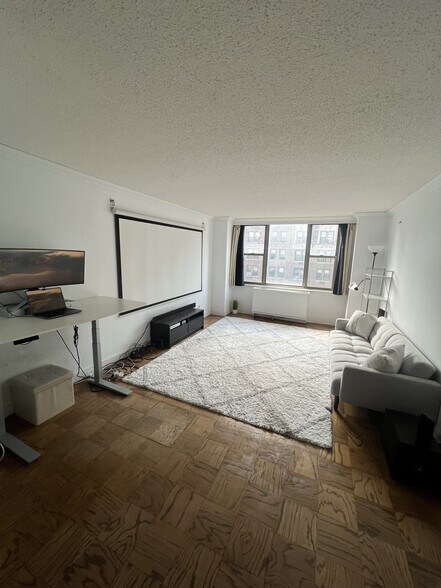 Building Photo - 301 E 79th St