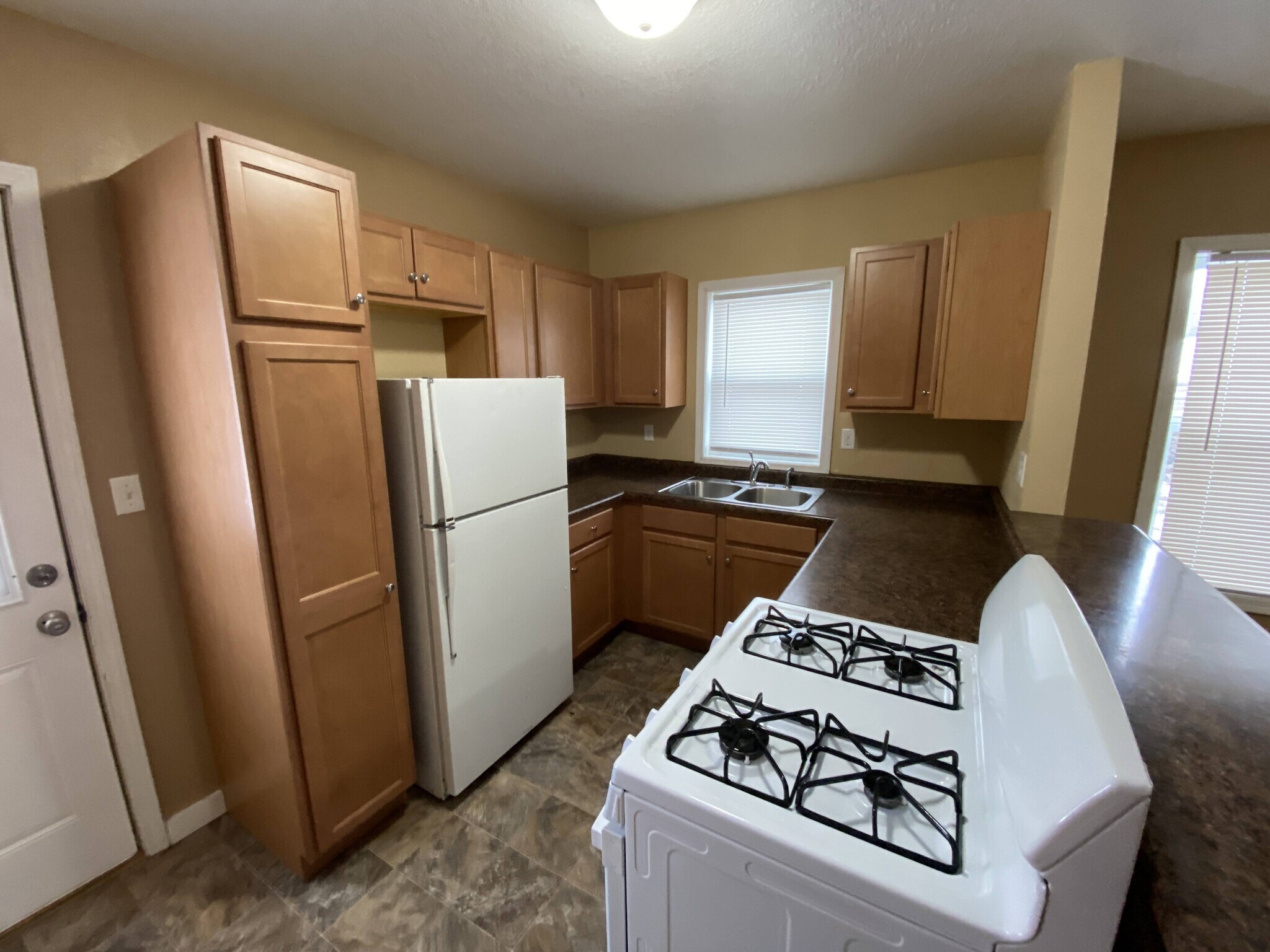 Building Photo - 904 Luster Ln