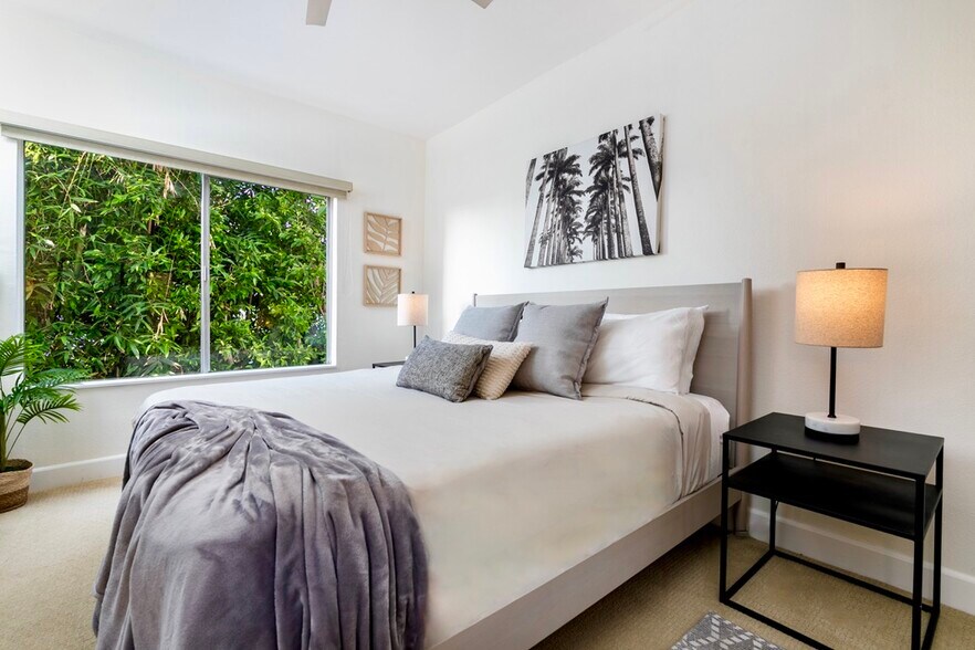 King bedroom with bamboo privacy and direct bathroom access - 2221 Ocean Ave