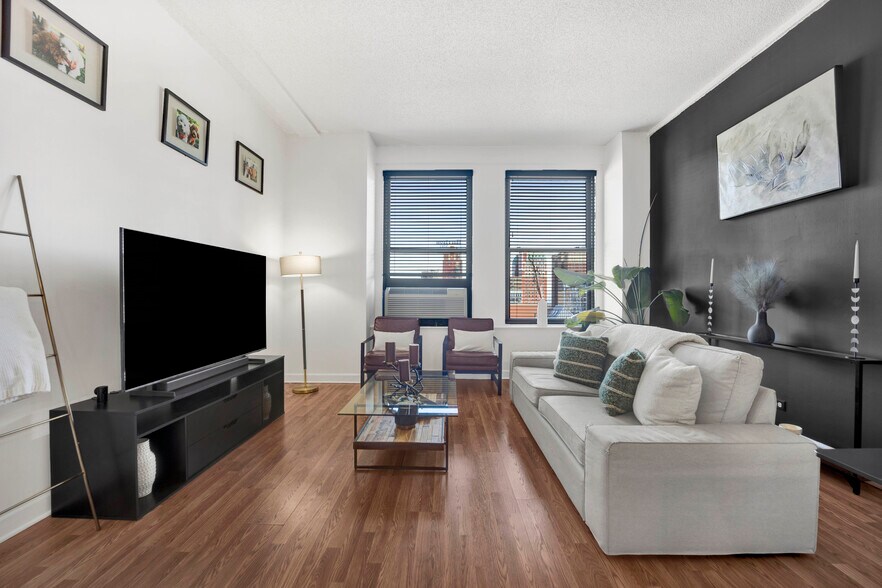 Building Photo - 600 S Dearborn St