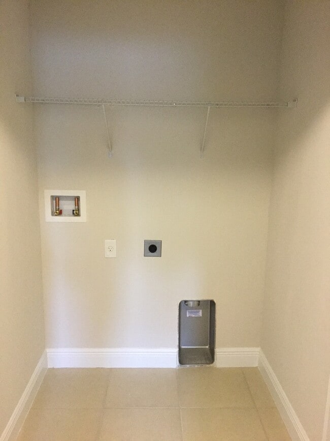 Building Photo - 3 bedroom, 2.5 bathrom townhome in Oviedo