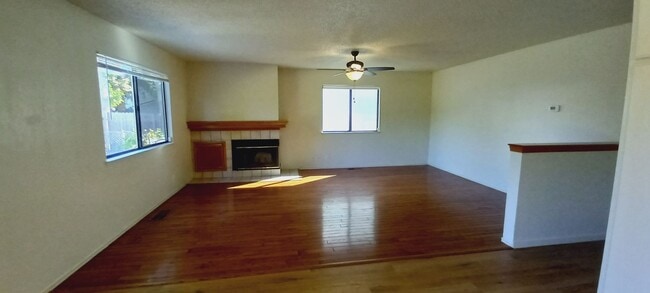 Building Photo - Got Room? - Paradise Valley Home Is Expansive!