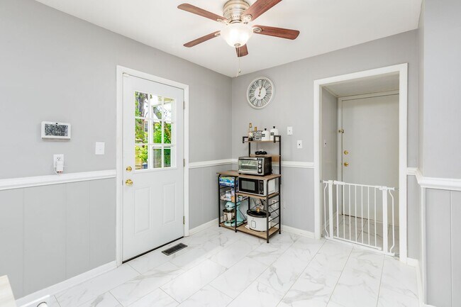 Building Photo - Charming 3-Bedroom Coastal Home in the Hea...