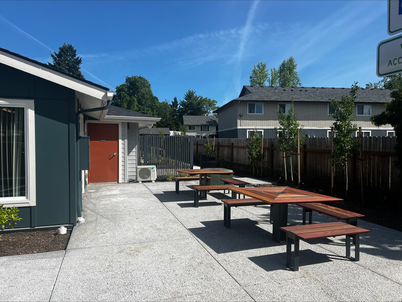 Building Photo - 643 Manbrin Dr NE