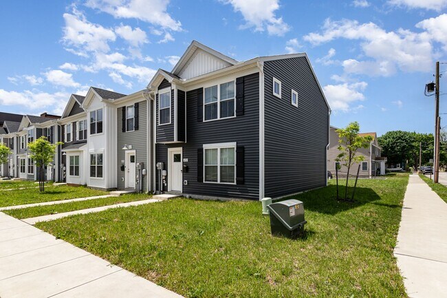 Building Photo - 652 N College St