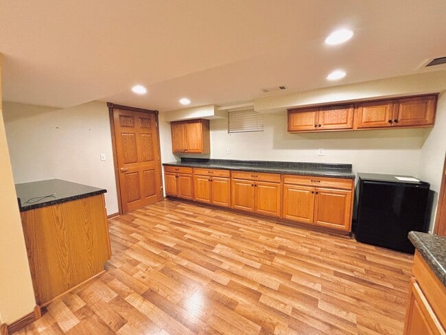 Building Photo - Sprawling 3bedroom 2bath Home in Roseville...