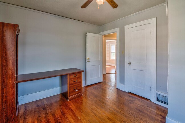 Building Photo - 563 S 35th St