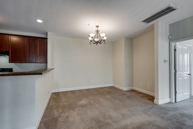 Building Photo - 2-Bed/2-Bath condo in Lenox Village.