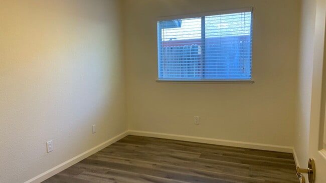 Building Photo - Adorable well maintained 3 bedroom 2 bath ...