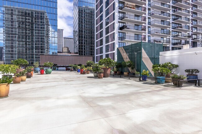Building Photo - Harbor Square Condo