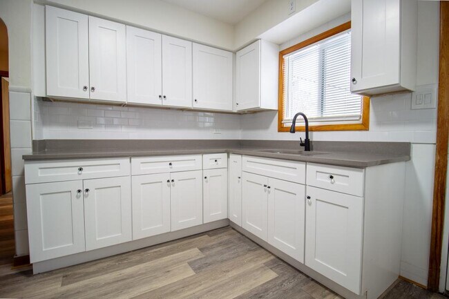 Building Photo - 212 E 142nd Pl