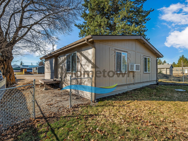 Building Photo - 2 Bedroom 1 Bathroom Home with Off-Street ...