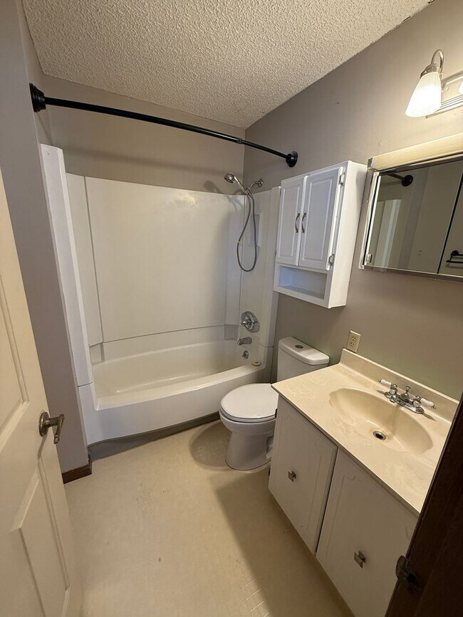 Building Photo - Welcome to this charming 3-bedroom, 2-bathroom home located in the heart of East Grand Forks, MN.