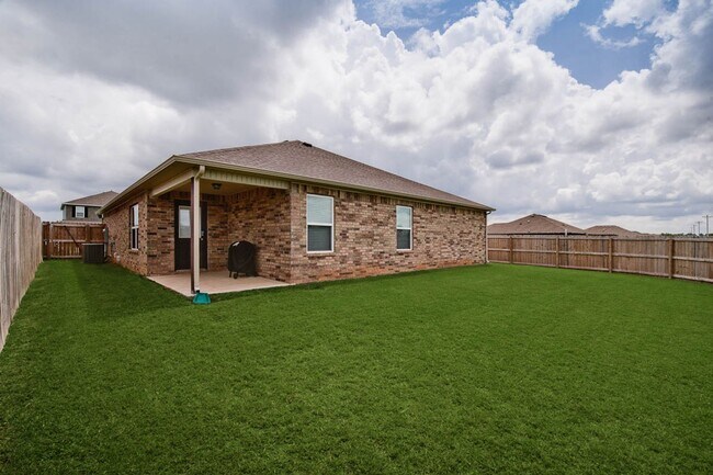 Building Photo - Beautiful + Well-Maintained Home in Benton...