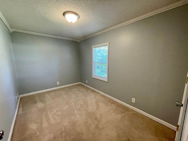 Building Photo - Charming 3-Bedroom, 1.5-Bath Home with Pri...